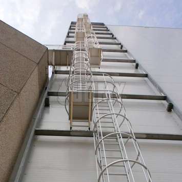 Industrie-Leiter mit Rückenschutz - Mehrfachläufe - ISO 14122-4-Standard Leitern mit Rückenschutz, die länger als 10 m sind, müssen aus mehreren Läufen und Ruhepodesten bestehen (Norm ISO 14122-4).